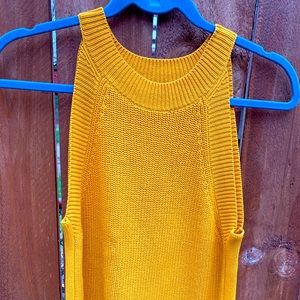 Large, NWT Shell sweater in gold